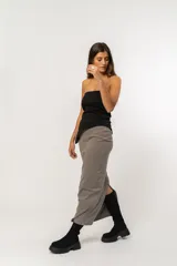 Falda larga de silueta ajustada, con cintura alta y diseño minimalista.