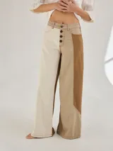 Pantalón ancho de denim con distintos cortes combinando colores de azul.