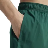 Short de baño Adidas color verde oscuro con cintura elástica y cordón ajustable.