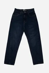 Pantalón de jean azul oscuro, corte amplio y tiro medio.