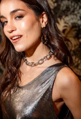 Aros colgantes plateados con dos piezas irregulares.