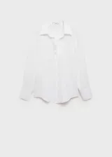 Camisa blanca de lino con cierre de botones en la parte delantera, mangas largas con puños abotonados, cuello camisero y corte recto. Incluye cinturón trenzado negro.