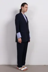 Blazer azul marino a cuadros con solapas de muesca, cierre con dos botones, dos bolsillos delanteros con solapa y un bolsillo en el pecho.