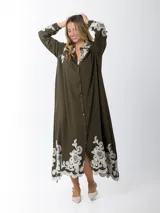 Maxi vestido camisero verde militar confeccionado en lino bordado, de calce amplio y estilo oversized.