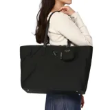 Bolso tote grande Guess Eco Gemma, color negro, confeccionado en poliéster, Eco-Nylon y PU sintético, con herrajes dorados. Incluye un monedero extraíble, doble asa de hombro y cierre con cremallera.