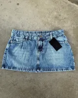 Minifalda de jean celeste con lavado ácido, tiro bajo y corte recto.