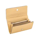 Monedero tipo sobre color beige charolado con logo Terrano en placa metálica plateada. Tiene cierre con broche imán, gran capacidad interior y bolsillo con cierre.