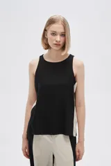 Musculosa negra con laterales en color crudo, de corte ajustado y cuello redondo.