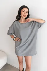 Vestido corto tipo remerón color rojo, confeccionado en lurex con lycra y mangas cortas.