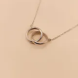 Gargantilla de plata 925 con dije de dos aros entrelazados.