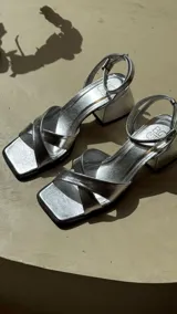 Sandalias de cuero plateadas con diseño elegante y taco bajo de 5,5 cm.