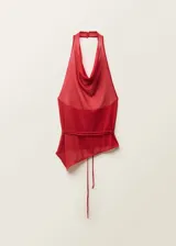 Top rojo de punto fino con cuello halter drapeado y espalda descubierta. Presenta un cinturón tipo lazo en la cintura, bajo asimétrico y cierre de botones en el cuello.