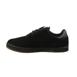 Championes de skate Etnies Joslin X Bones, color negro con logo lateral en blanco y suela marrón.
