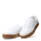 Zapatillas deportivas blancas acordonadas con suela marrón.