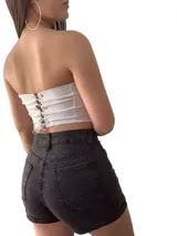 Short negro de denim con ajuste en la cintura y acabado clásico.