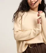 Sweater negro de punto con cuello redondo, puños y ruedo acanalados. Incluye cuello, puños y ruedo de camisa celeste a rayas.