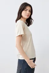 Remera color beige con lurex, de manga corta y corte recto.