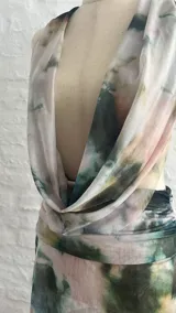 Vestido corto de microtul con estampado abstracto en tonos beige, marrón, verde y celeste. Diseño ajustado con escote halter y espalda descubierta.