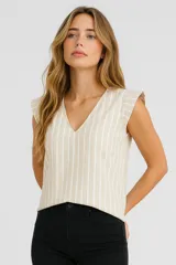 Blusa color beige con rayas verticales blancas, escote en V y sin mangas.