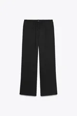 Pantalón negro de tiro medio y pierna recta, confeccionado en mezcla de viscosa y lyocell. Cuenta con cintura ajustable con cordones y bolsillos laterales ocultos en la costura.