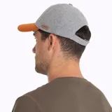 Gorro gris con visera naranja, con logo de la marca en cuero en el lateral y letra "M" naranja en el frente.