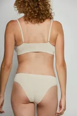 Top blanco de breteles finos y sin costuras.