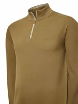 Sweater color dorado con cuello alto y medio cierre. Tejido en mezcla de algodón orgánico y seda.