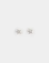 Par de aros pasantes con forma de estrella, con incrustaciones de strass y baño plateado.