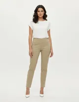 Pantalón de vestir color beige, marca Zac & Rachel, confeccionado en gabardina elastizada. Presenta pretina ancha con faja interna modeladora, largo de pierna con costura frontal pespunteada y trasera con bolsillos ojal simulados.