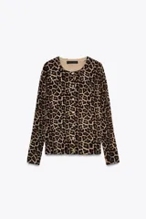 Cárdigan de punto con estampado animal print color marrón y negro, cuello redondo, manga larga, cierre frontal con botones y terminaciones en rib.