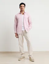 Camisa celeste de manga larga con cuello button-down, confeccionada en tejido rústico de algodón y lino.