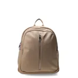 Mochila color beige con cierre frontal y tiras ajustables.