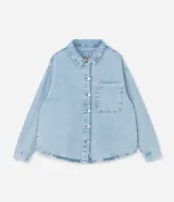 Camisa de jean de algodón, color celeste claro lavado, con cuello tradicional, manga larga y bolsillo de parche en el pecho. Presenta un cierre frontal con botones metálicos.