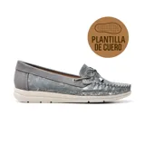 Zapato casual Korium, tipo mocasín, color gris con textura brillante y plantilla de cuero.