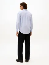 Camisa celeste con estampado de mini puntos azules, de corte slim, manga larga y cuello abotonado.