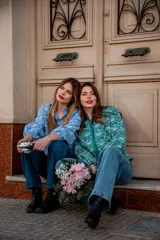 Camisa celeste con estampado de flores blancas, corte clásico, cuello camisero y mangas largas abullonadas.