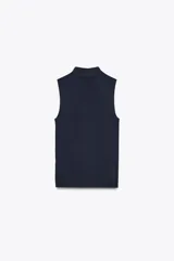 Top azul marino de tejido de punto con cuello halter y sisa.