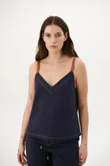 Musculosa azul con breteles finos color marrón y escote en V.