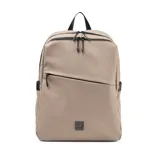 Mochila color taupe de símil cuero suave al tacto con acabado aterciopelado. Tiene acceso principal con cierre y deslizadores, asa de textil, dos compartimientos internos (uno acolchonado para notebook y otro con cierre), dos bolsillos externos con cierre y dos bolsillos laterales sin cierre.