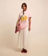 Remera rosa de algodón con cuello redondo y mangas cortas. Estampa frontal con ilustración de limones y texto "Limone Amalfi".