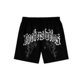 Short negro de algodón con cintura elástica ajustable con cordón. Estampado frontal con el texto "Rockerstudios" en tipografía gótica blanca y diseño de ángeles en gris.