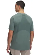 Remera deportiva Under Armour Vanish Seamless de hombre, color negro con logo plateado en el pecho. Confeccionada en tejido transpirable de secado rápido y sin costuras para evitar el roce.