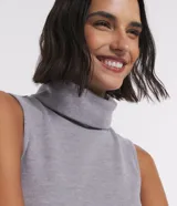 Blusa sin mangas de punto color gris, con cuello alto y superficie lisa.