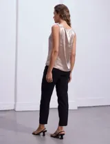 Blusa sin mangas de satén color gris, con escote redondo.