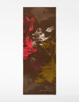 Chal rectangular con estampado abstracto en tonos marrón oscuro, rojo, amarillo mostaza y toques blancos/plateados. Presenta bordes deshilachados.