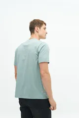 Remera verde de manga corta con cuello redondo y estampado blanco con la leyenda 'Budapest Hungary' y un dibujo de un edificio.