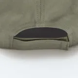 Gorra de béisbol verde oliva con visera curva y botón en la parte superior.