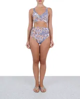Top de bikini con estampado floral en tonos azules, celestes, marrones y blancos.