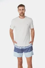 Short de baño celeste con rayas horizontales en tonos de azul, blanco y verde.