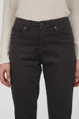Pantalón skinny color verde militar, de tiro alto y corte ajustado.